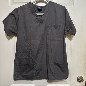 Med Gear Scrub Top V Neck Size Medium Excellent condition. Pockets